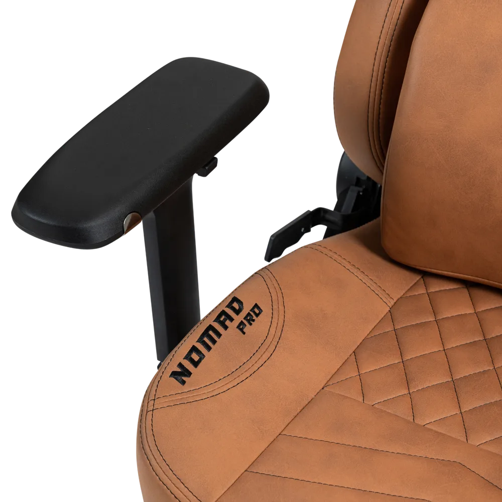 Игровое кресло NOMAD PRO, коричневое сиденье и подлокотник