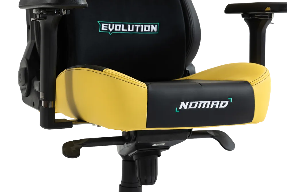 Игровое кресло NOMAD PRO, вид сбоку с жёлтой обивкой