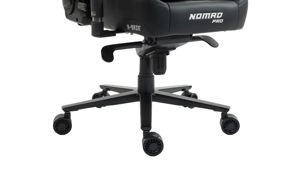 Игровое кресло NOMAD PRO X-BASE, вид на крестовину и колеса