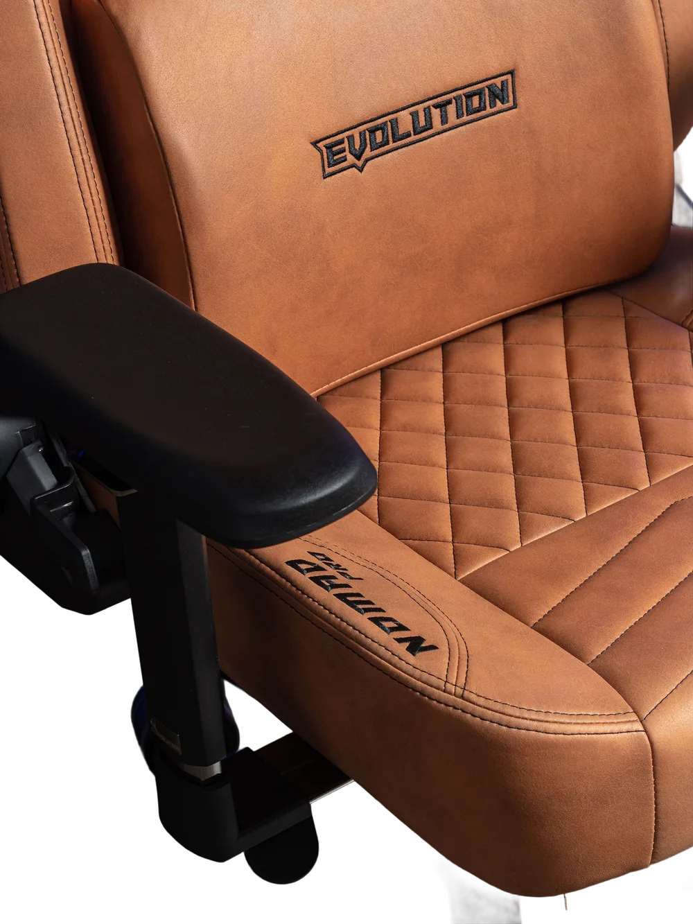 Игровое кресло EVOLUTION NOMAD PRO Brown, вид сбоку с подлокотником