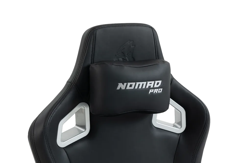 Игровое кресло NOMAD PRO APEX, вид сзади с подушкой