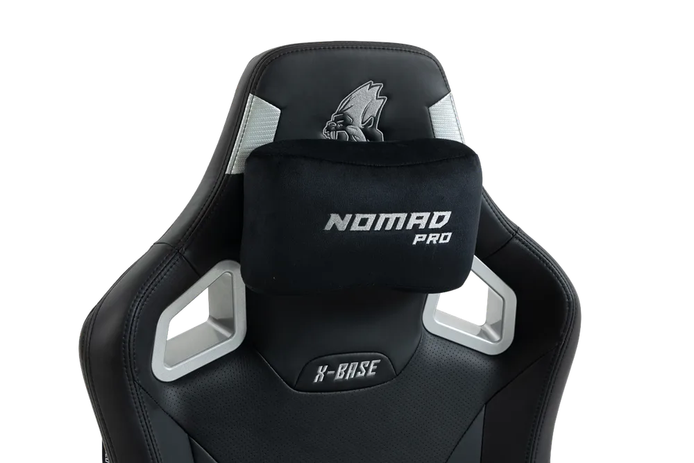Игровое кресло NOMAD PRO X-BASE, вид спереди с подушкой